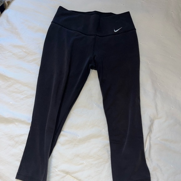 Mid-rise Nike Capris in Black - Picture 2 of 6